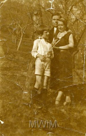 KKE 167.jpg - Kazimiera Muszałowska, ze swoim szwagrem Adamem Orzechowskim i jego synem Henrykiem, Krzemieniec , 1933 r.